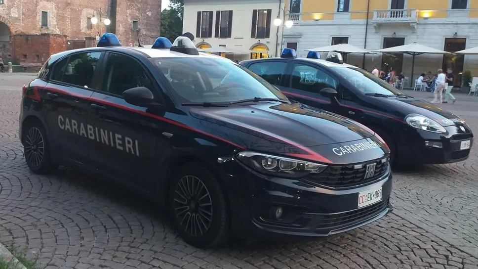 Pattuglie dei carabinieri in centro a Melegnano Pattuglie dei carabinieri in centro a Melegnano