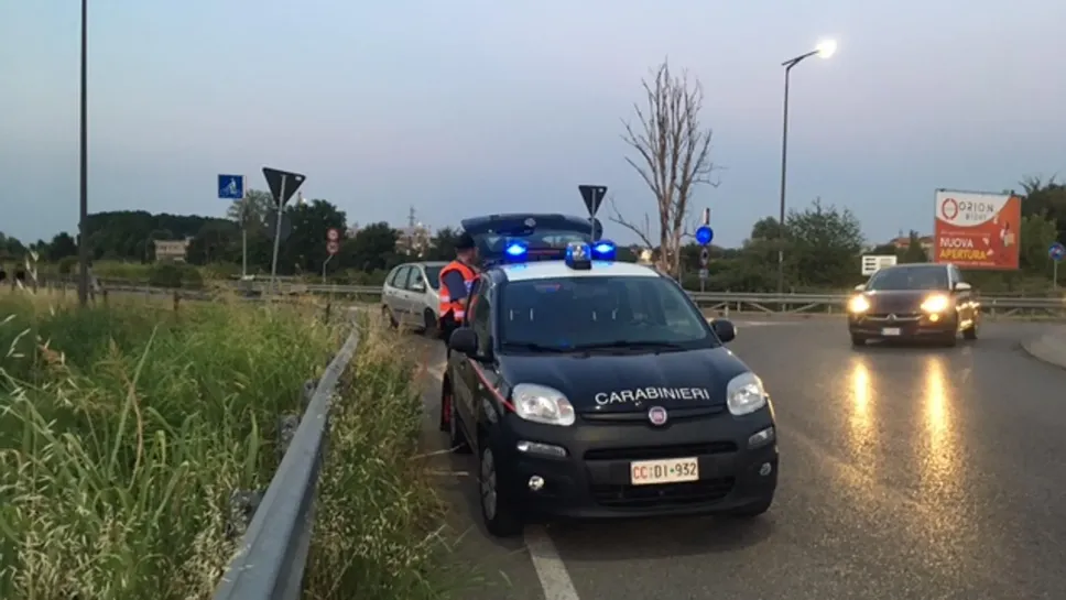Foto d’archivio di carabinieri in azione Foto d’archivio di carabinieri in azione