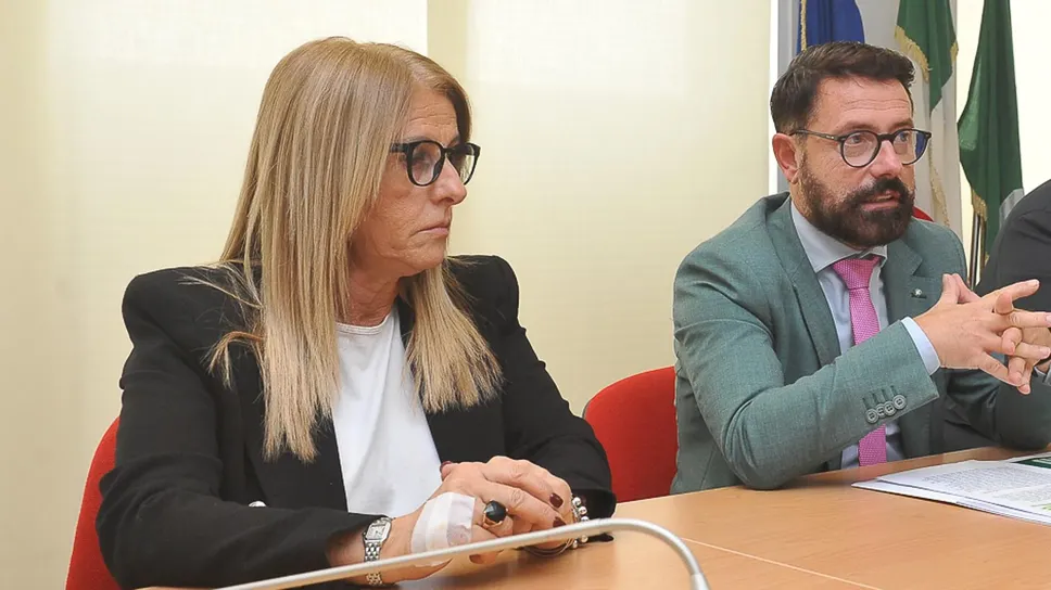 Da sinistra Monica Guarischi, presidente dell’Aler Lodi e Pavia,e a fianco l’assessore regionale alla casa Paolo Franco Da sinistra Monica Guarischi, presidente dell’Aler Lodi e Pavia,e a fianco l’assessore regionale alla casa Paolo Franco