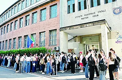 La facciatadell’istituto Maffeo Vegio:via liberaai lavori da parte della Provincia La facciatadell’istituto Maffeo Vegio:via liberaai lavori da parte della Provincia
