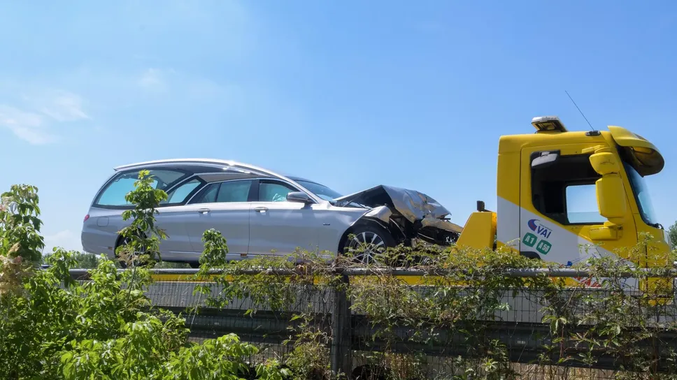 Il carro funebre coinvolto nello schianto Il carro funebre coinvolto nello schianto