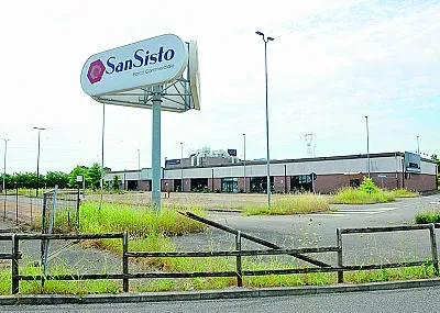 L’ex polo commerciale San Sisto invaso dalle erbacce L’ex polo commerciale San Sisto invaso dalle erbacce