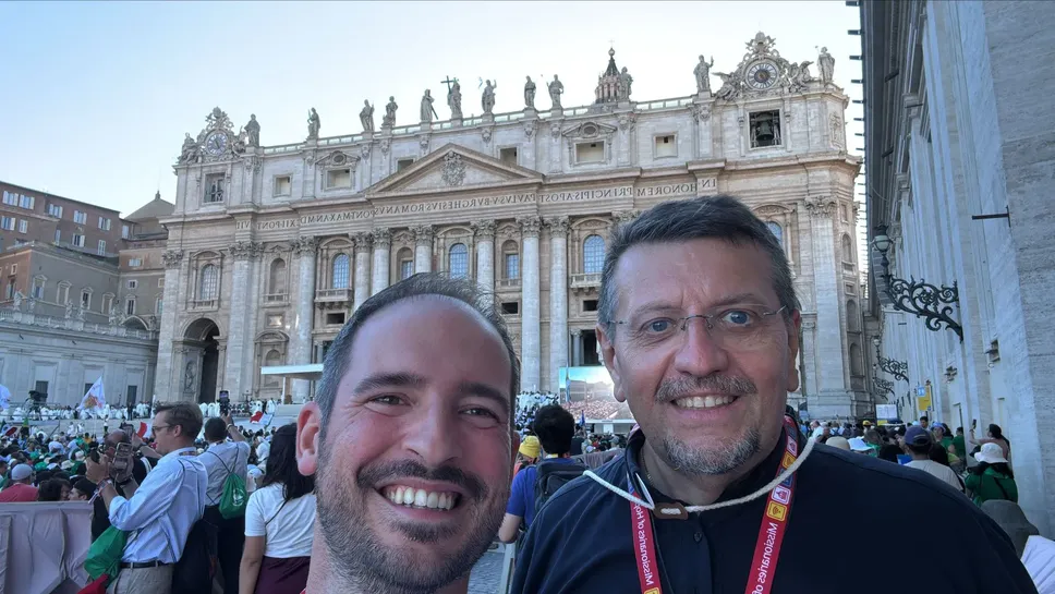Filippo Caccamo in piazza san Pietro con don Roberto Ponti