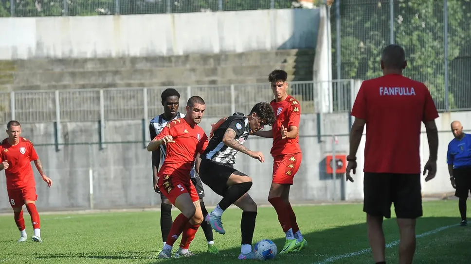 Il Fanfulla in campo contro il Varese. Foto Ribolini Il Fanfulla in campo contro il Varese. Foto Ribolini