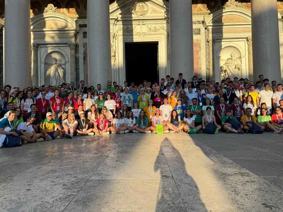 Una parte dei pellegrini lodigiani insieme al vescovo di Lodi Maurizio a Roma per il Giubileo dei giovani Una parte dei pellegrini lodigiani insieme al vescovo di Lodi Maurizio a Roma per il Giubileo dei giovani