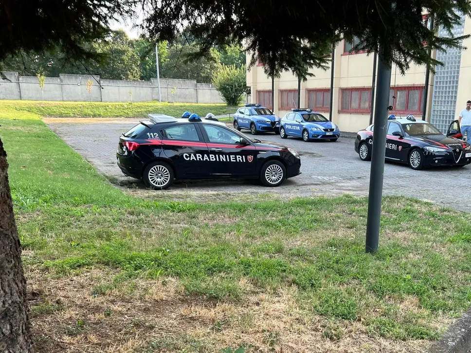 L’arrivo in caserma all’Albarola di carabinieri e polizia con i tre arrestati L’arrivo in caserma all’Albarola di carabinieri e polizia con i tre arrestati