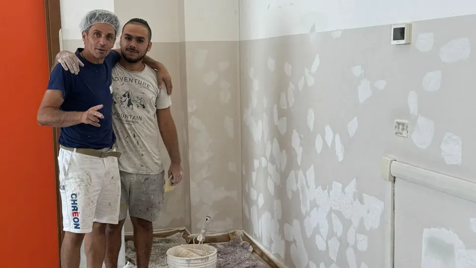 Lavori di tinteggiatura tra i banchi a Tribiano Lavori di tinteggiatura tra i banchi a Tribiano