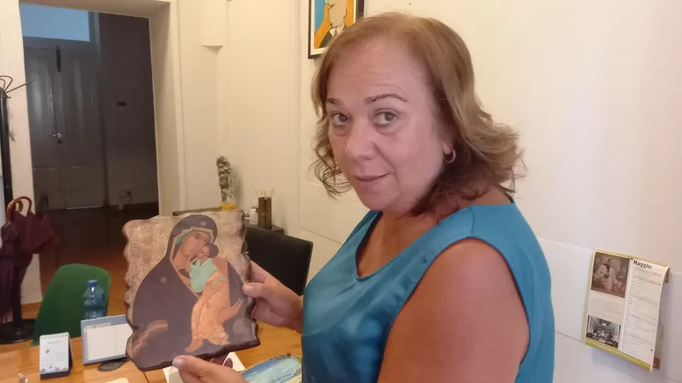 La dottoressa Concettina Varango mostra uno dei doni dei suoi pazienti La dottoressa Concettina Varango mostra uno dei doni dei suoi pazienti