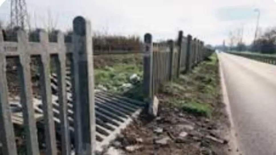 Un tratto di recinzione della linea Milano - Piacenza nel Sudmilano Un tratto di recinzione della linea Milano - Piacenza nel Sudmilano