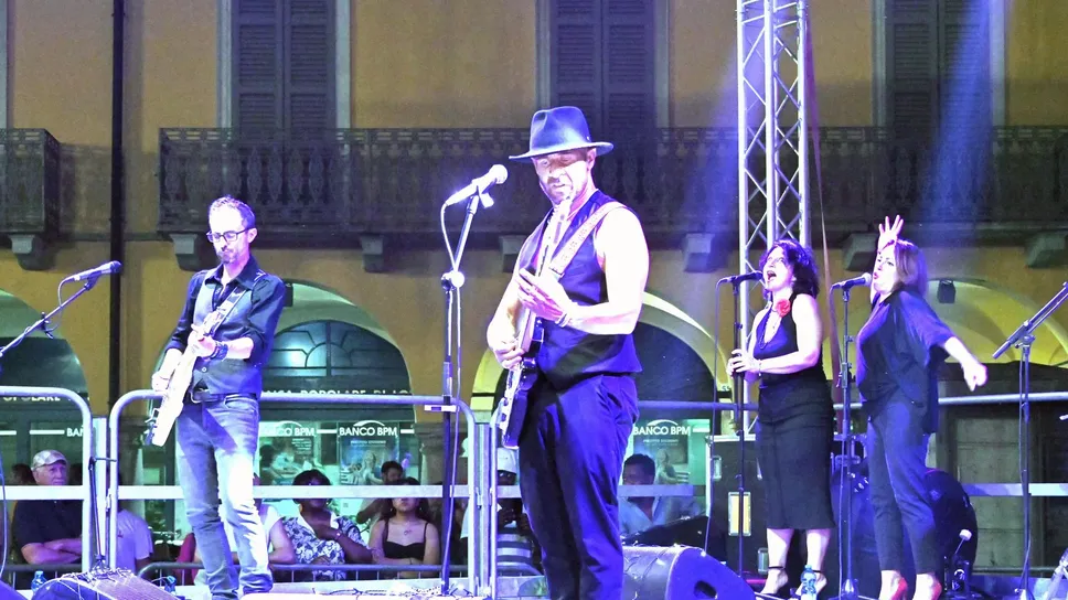 Torce accese, applausi, balli: i Rao, Ritorno alle Origini, hanno regalato ai lodigiani una divertente serata di musica con i grandi successi. Foto Borella Torce accese, applausi, balli: i Rao, Ritorno alle Origini, hanno regalato ai lodigiani una divertente serata di musica con i grandi successi. Foto Borella