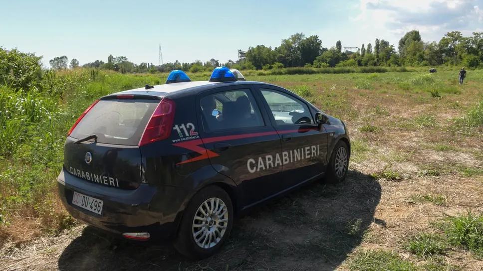 I carabinieri in azione nella foto d’archivio di Andrea Canali I carabinieri in azione nella foto d’archivio di Andrea Canali