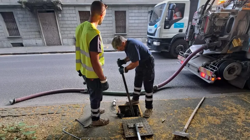 La pulizia dei tombini è un lavoro fondamentale per frenare i disagi causati dalle piogge sempre più intense La pulizia dei tombini è un lavoro fondamentale per frenare i disagi causati dalle piogge sempre più intense