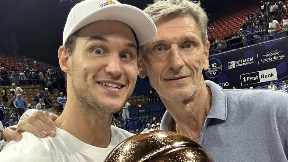 Danilo Gallinari festeggia con papà Vittorio Danilo Gallinari festeggia con papà Vittorio