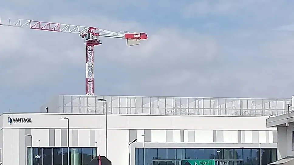 Il Campus Data center che sta sorgendo a Melegnano, che si candida a diventare una sorta di capitale dei contenuti digitali. A fianco, il capannone dell’ortofrutta targato Peviani che aprirà nella frazione cerrese di Riozzo Il Campus Data center che sta sorgendo a Melegnano, che si candida a diventare una sorta di capitale dei contenuti digitali. A fianco, il capannone dell’ortofrutta targato Peviani che aprirà nella frazione cerrese di Riozzo