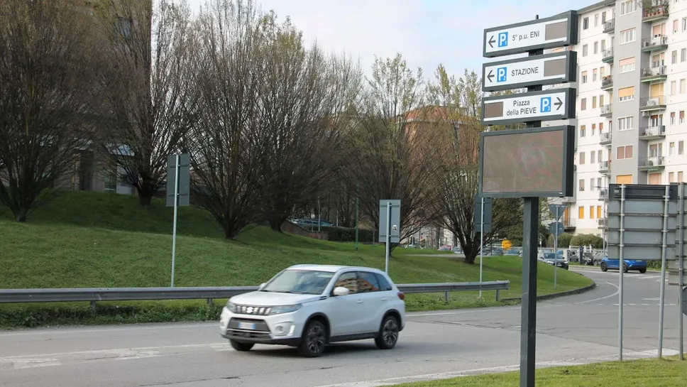I pannelli con l’informazione sui parcheggi disponibili, ora devono entrare in funzione