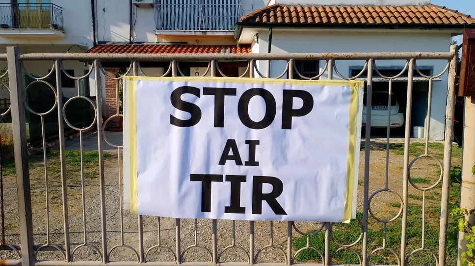 I cartelli affissi dai residenti esasperati I cartelli affissi dai residenti esasperati