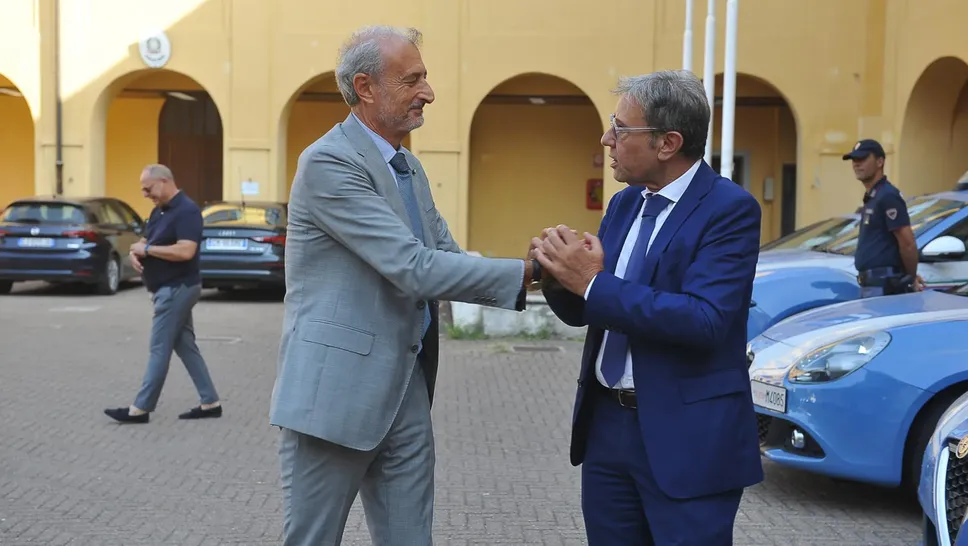 Il nuovo prefetto di Lodi Davide Garra nella mattinata di Ferragosto in questura con il questore Pio Russo