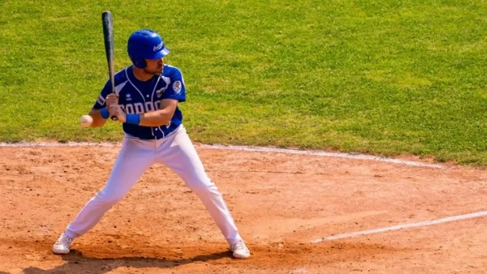Capitan Beppe Corio lascia scorrere il primo lancio prima di sferrare il colpo del fuoricampo (foto Garlaschelli) Capitan Beppe Corio lascia scorrere il primo lancio prima di sferrare il colpo del fuoricampo (foto Garlaschelli)
