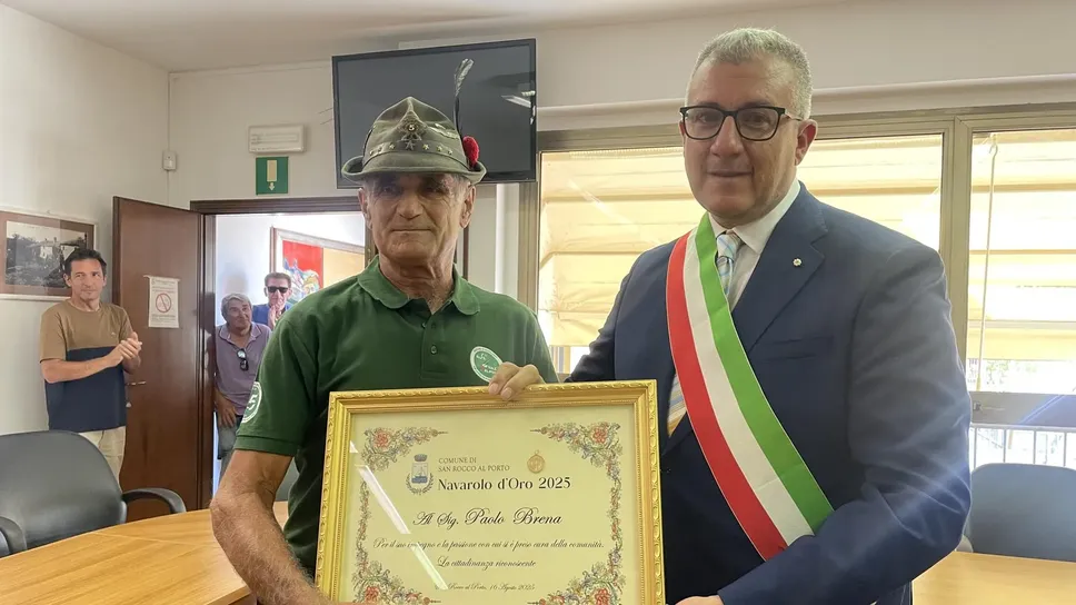 La consegna del Navarolo d’oro da parte del sindaco al 74enne Paolo Brena