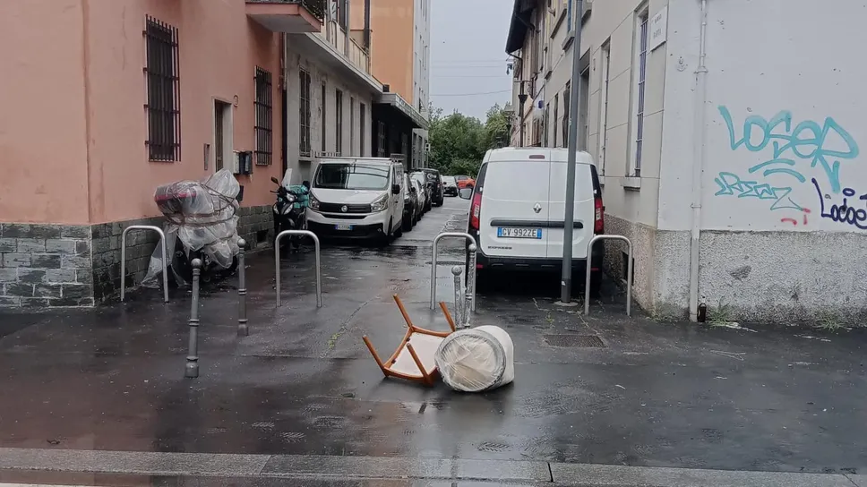 Immondizia dimenticata, scritte sui muri e mezzi in sosta vietata Immondizia dimenticata, scritte sui muri e mezzi in sosta vietata
