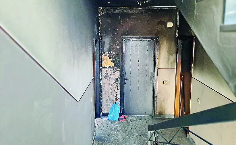Le porte degli appartamenti bruciate nella palazzina di via San Rocco a Lodi Vecchio Le porte degli appartamenti bruciate nella palazzina di via San Rocco a Lodi Vecchio