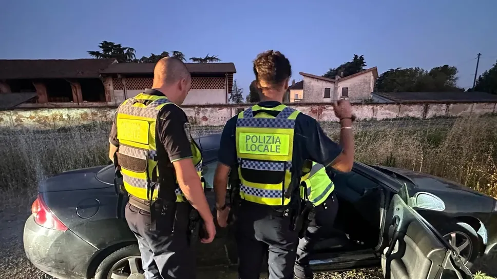 Il coupè abbandonato in un campo, con l’hascisc a bordo