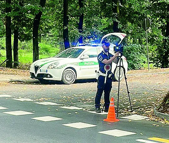 La polizia locale in azione con il telelaser La polizia locale in azione con il telelaser