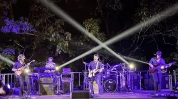 La Indigo Live Band si esibirà sabato sera in piazza della Vittoria La Indigo Live Band si esibirà sabato sera in piazza della Vittoria