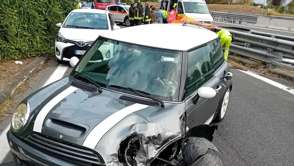 Il veicolo incidentato, una Mini, è stato recuperato dal soccorso stradale Perretti.