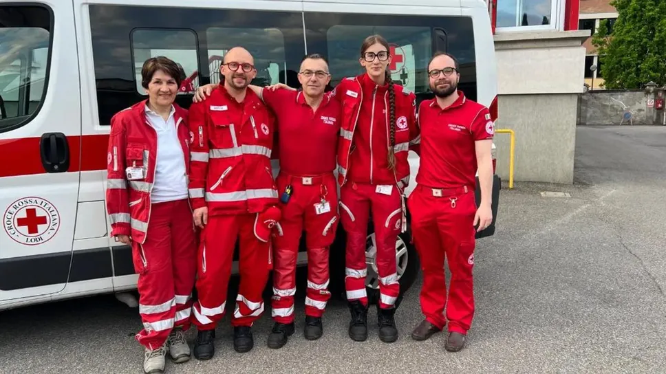 Un gruppo di volontari della Croce rossa di Lodi davanti alla sede di viale Dalmazia Un gruppo di volontari della Croce rossa di Lodi davanti alla sede di viale Dalmazia