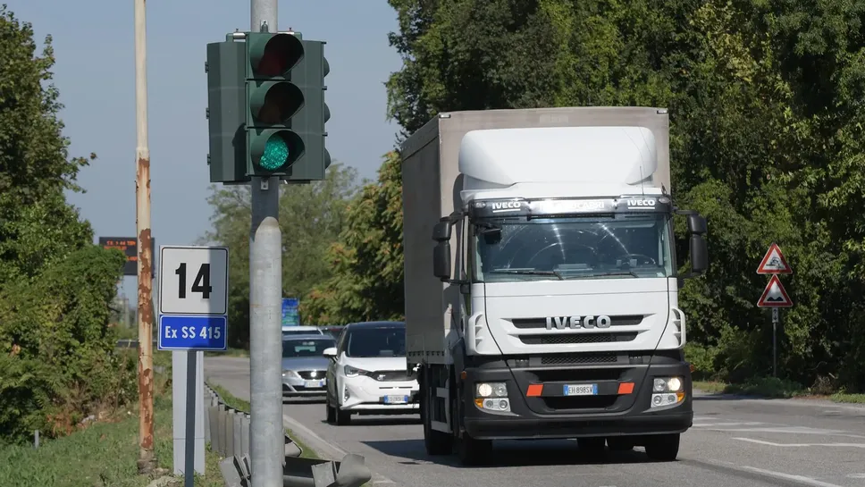 Il semaforo di Zelo dove secondo l’opposizione si blocca il traffico