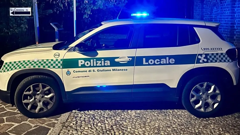 Un’auto di servizio della polizia locale Un’auto di servizio della polizia locale