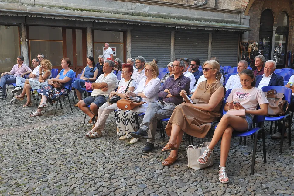 Lodi, giugno 2025, in piazza Broletto la festa premiazione per i tre anni dell'inserto Tarantasio Lodi, giugno 2025, in piazza Broletto la festa premiazione per i tre anni dell'inserto Tarantasio