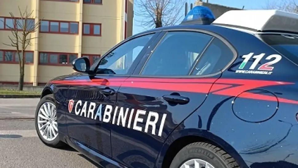 Una pattuglia dei carabinieri entra nel comando provinciale dell’Arma Una pattuglia dei carabinieri entra nel comando provinciale dell’Arma