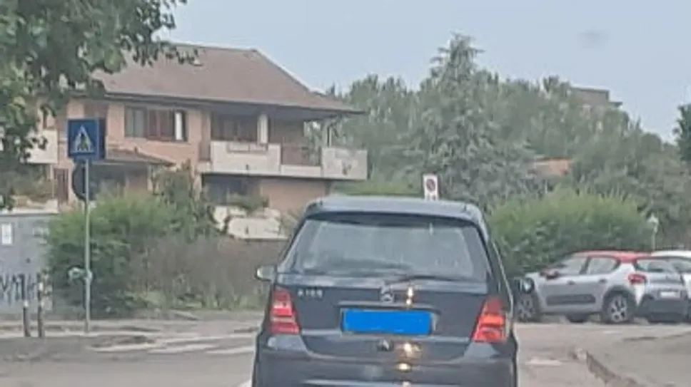 L’auto segnalata dai residenti alle forze dell’ordine L’auto segnalata dai residenti alle forze dell’ordine