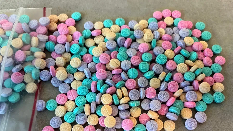 Il Fentanyl è un oppioide ottenuto per sintesi chimica, utilizzato come analgesico, molto più potente della morfina Il Fentanyl è un oppioide ottenuto per sintesi chimica, utilizzato come analgesico, molto più potente della morfina