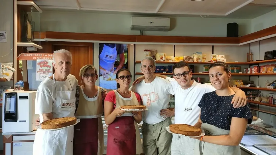 Da sinistra Massimo Monico con la moglie Daniela, Sara, Mohamed, il figlio Matteo Monico e Miriam Da sinistra Massimo Monico con la moglie Daniela, Sara, Mohamed, il figlio Matteo Monico e Miriam