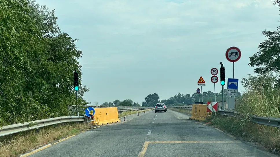 Il ponte di San Nazzaro con il semaforo che regola il traffico (archivio) Il ponte di San Nazzaro con il semaforo che regola il traffico (archivio)