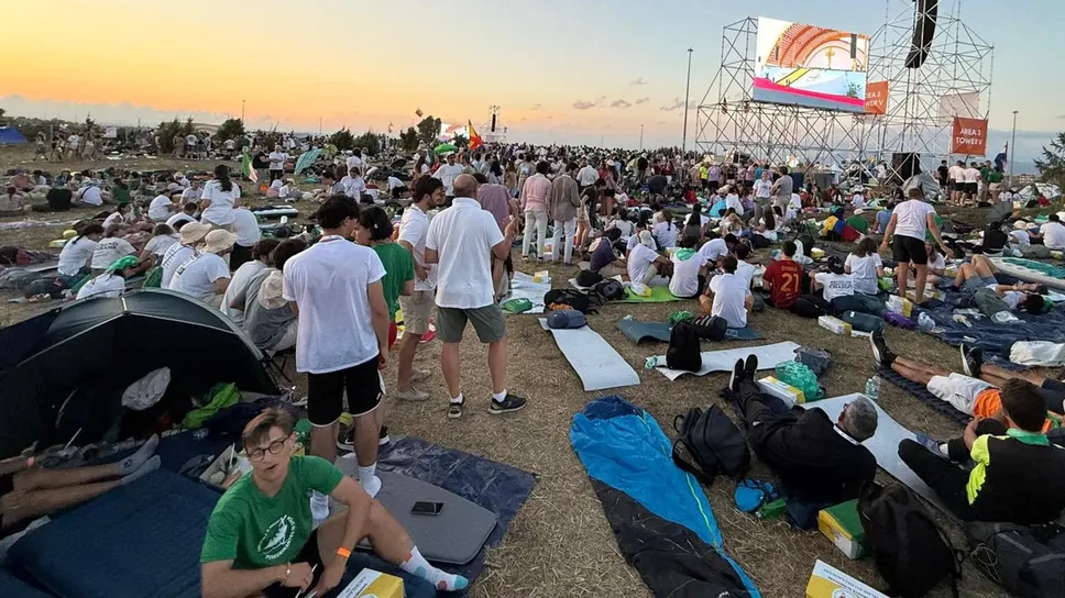 Un’immagine del gruppo dei giovani lodigiani nella spianata di Tor Vergata Un’immagine del gruppo dei giovani lodigiani nella spianata di Tor Vergata