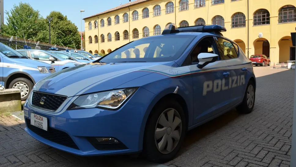 Le espulsioni sono state eseguite dalla questura di Lodi Le espulsioni sono state eseguite dalla questura di Lodi