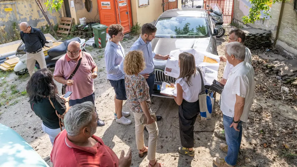 Il sindaco con parte della giunta al cantiere della scuola Colombani (Ploiesteanu) Il sindaco con parte della giunta al cantiere della scuola Colombani (Ploiesteanu)