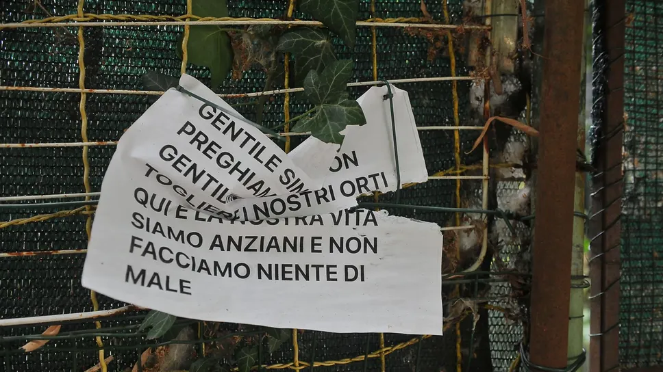 Uno dei cartelli affisso sulle recinzioni degli orti di via Piermarini (Ribolini) Uno dei cartelli affisso sulle recinzioni degli orti di via Piermarini (Ribolini)