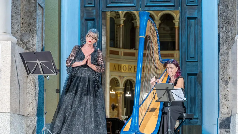 Il concerto sul sagrato della chiesa. Foto Ploiesteanu Il concerto sul sagrato della chiesa. Foto Ploiesteanu