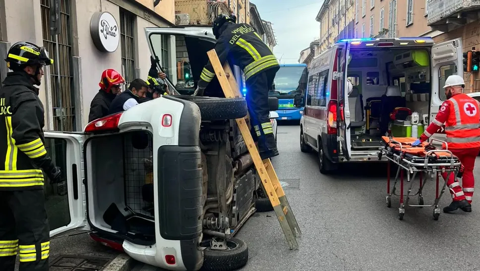 Vigili del fuoco al lavoro dopo l’incidente