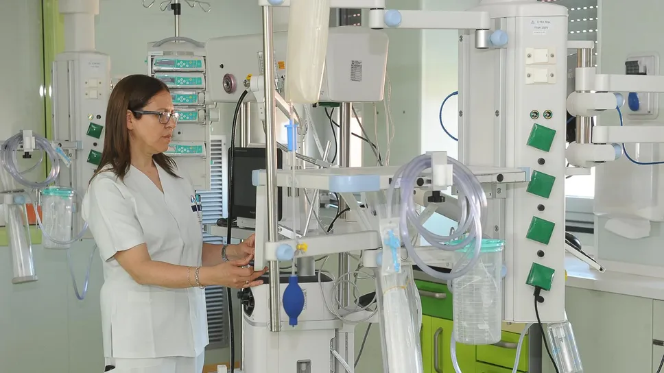 Personale sanitario in un reparto per malattie infettive: in terapia intensiva