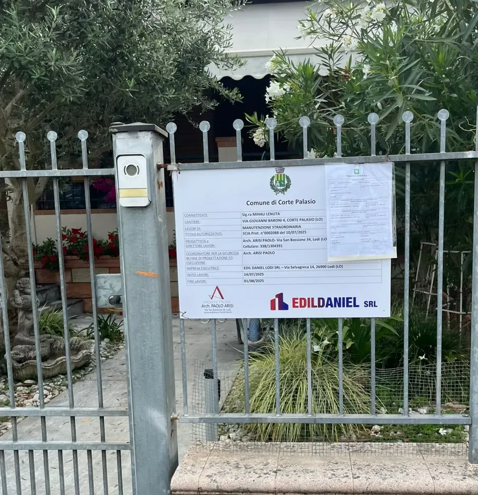 Il cartello all’esterno del cantiere di una villetta di Corte Palasio che riporta Arisi vicesindaco come progettista e direttore lavori Il cartello all’esterno del cantiere di una villetta di Corte Palasio che riporta Arisi vicesindaco come progettista e direttore lavori