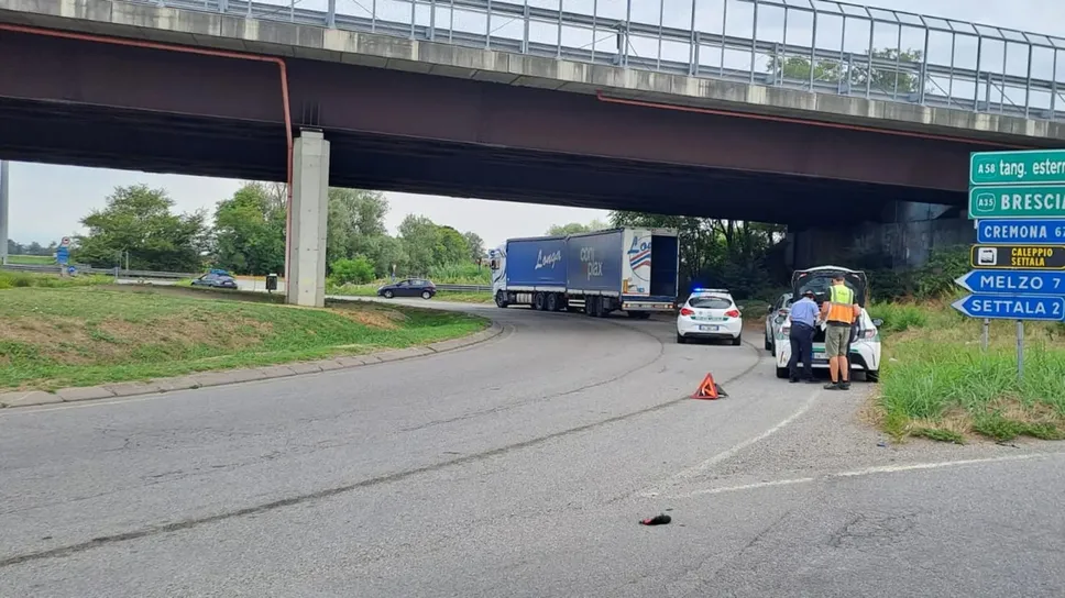 La scena dell’incidente, sono intervenuti i vigili urbani di Mediglia La scena dell’incidente, sono intervenuti i vigili urbani di Mediglia