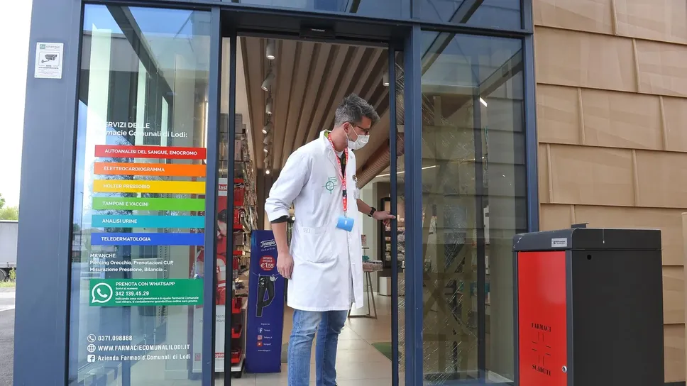 L’ingresso della farmacia comunale 5 in viale Pavia alla Coop L’ingresso della farmacia comunale 5 in viale Pavia alla Coop