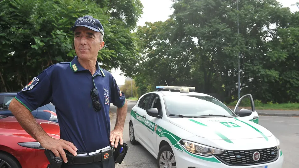 Un agente della polizia locale (archivio) Un agente della polizia locale (archivio)