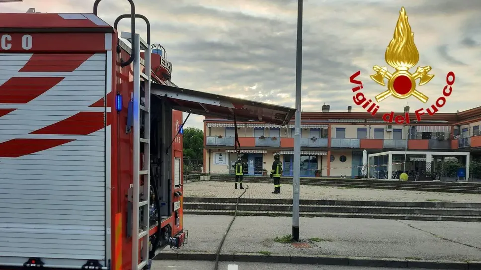 I vigili del fuoco davanti alla filiale di Sordio I vigili del fuoco davanti alla filiale di Sordio